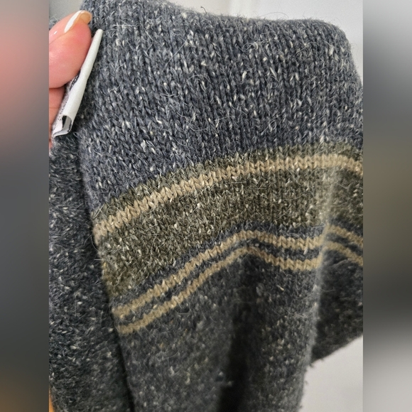 Columbia Men's Gray Sweater with Tan and Green Stripes - Picture 9 of 9